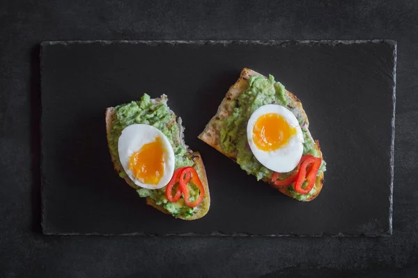 Healthy breakfast- sandwich prepared with guacamole, pepper and boiled chicken egg — Stock Photo, Image