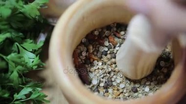 Bir harç içinde baharatlar küt küt atıyor adam