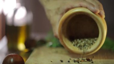 Bir harç içinde baharatlar küt küt atıyor adam