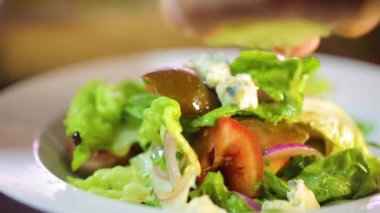 Yeşil yaprakları, soğan ve domates ile taze salata hazırlık