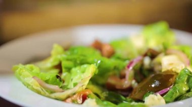Yeşil yaprakları, soğan ve domates ile taze salata yemek