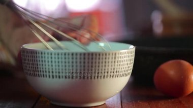 Şef fırçalamak yumurta beyaz boul. Hd video kapatın