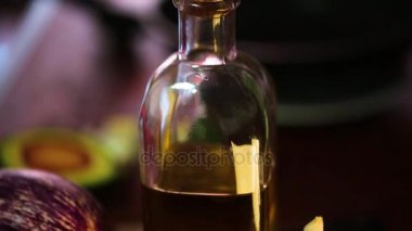 Gıda maddeleri ahşap masa üzerinde. Baharat ve otlar.