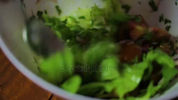 Preparing fresh salad with green leaves, onion and tomatoes — Stock Video