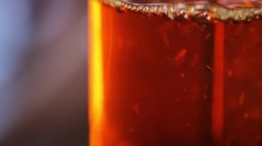 Çay kaynatma içinde yüzen bir sürahi - çay içinde bira çay yaprakları