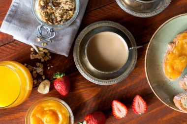 Geleneksel Avrupa kahvaltı. Ekmek, reçel ve çilek. Sütlü kahve