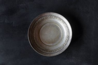 Siyah bir arka plan üzerinde Vintage metal plaka