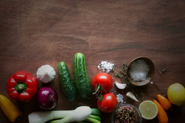 Sopa de gaspacho de tomate com pepinos frescos. Espaço de cópia para texto — Fotografia de Stock