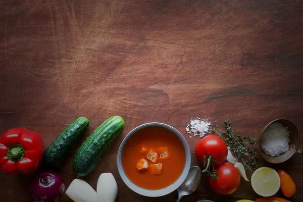 Soupe de gaspacho de tomates aux concombres frais — Photo