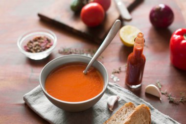 Taze salatalık domates gazpacho çorbası