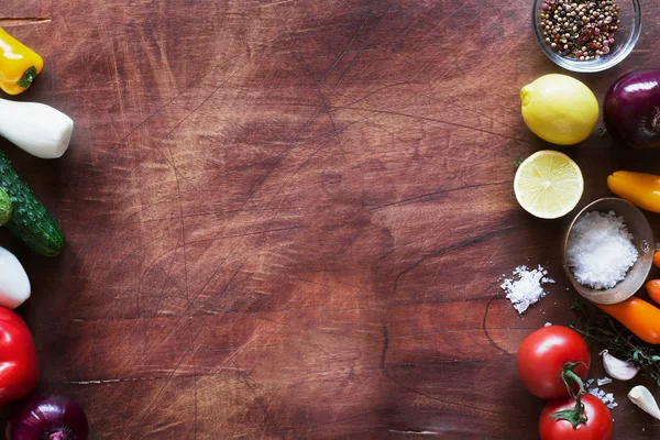 Sopa de gaspacho de tomate com pepinos frescos — Fotografia de Stock