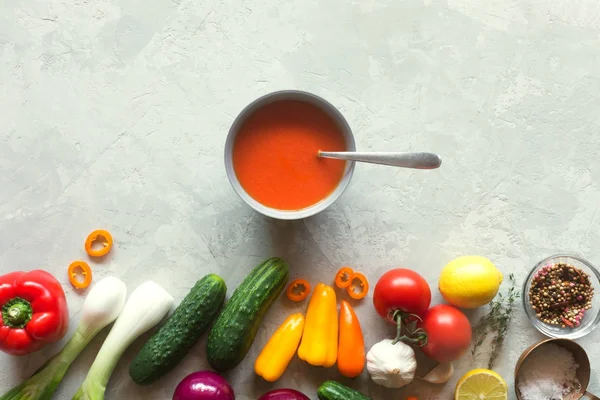 Tomato gazpacho soup with fresh cucumbers — Stock Photo, Image