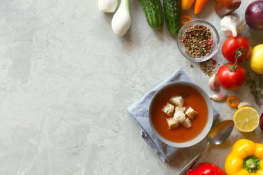 Taze salatalık domates gazpacho çorbası