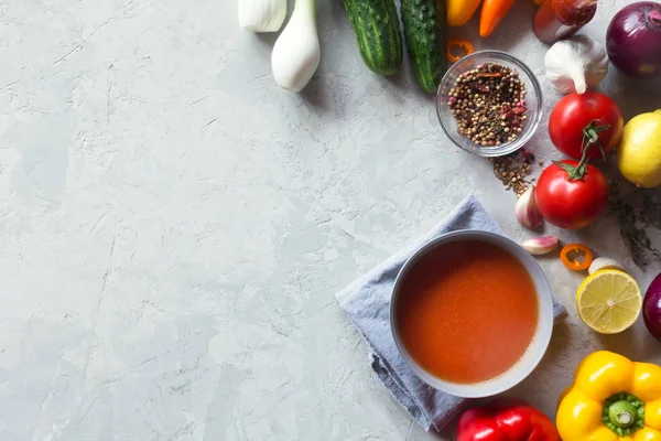 Tomato gazpacho soup with fresh cucumbers — Stock Photo, Image