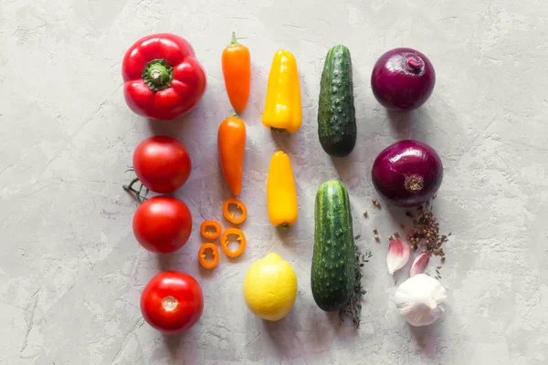 Fondo alimentario ecológico. Verduras sobre la mesa — Foto de Stock