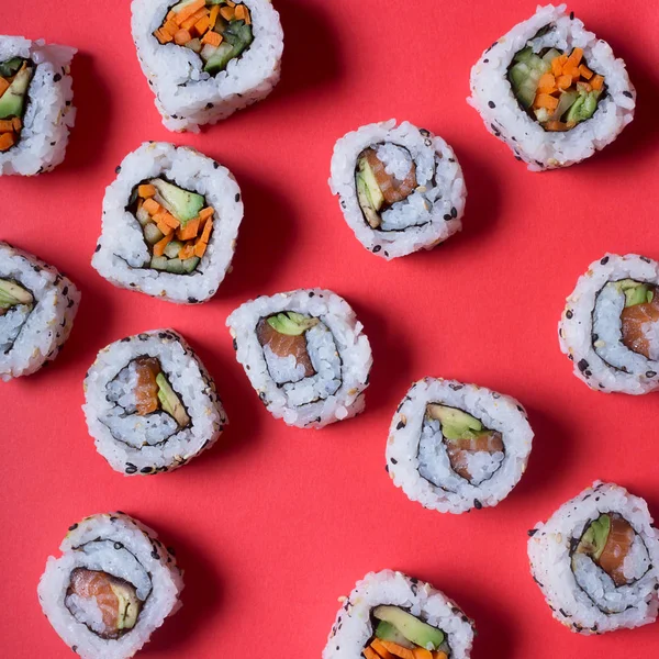 Ιαπωνική Σούσι σε κόκκινο φόντο. Ρολά για το μεσημεριανό γεύμα — Φωτογραφία Αρχείου
