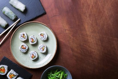 Japon suşi ve koyu ahşap zemin üzerine yeşil fasulye