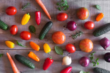 Ahşap arka plan üzerinde taze organik sebze. Üstten Görünüm