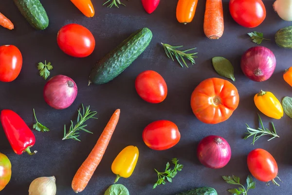 Świeżych organicznych warzyw na ciemnym tle. Widok z góry — Zdjęcie stockowe