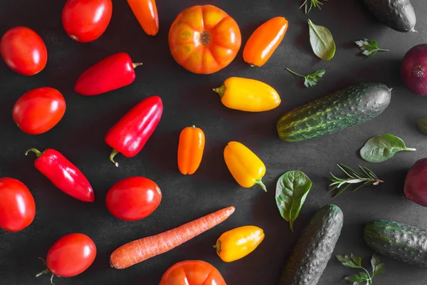 Φρέσκα βιολογικά λαχανικά σε σκούρο φόντο. Το Top view — Φωτογραφία Αρχείου