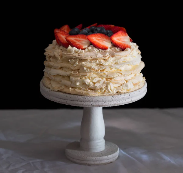 Полуничний торт Павлова — стокове фото