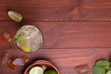 Zencefilli bira ile hazırlanan taze kokteyl. Üstten Görünüm