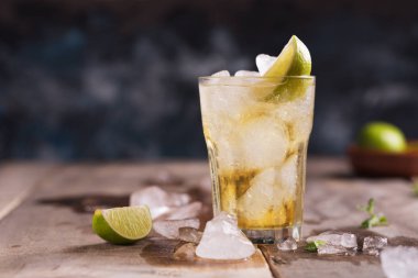 Ahşap rustik arka plan üzerinde taze kokteyl