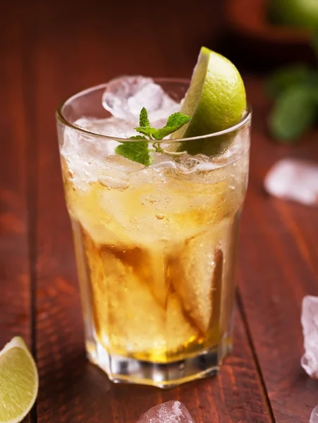 Cocktail fresco preparado com cerveja de gengibre, limão e gelo — Fotografia de Stock