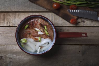 Geleneksel Tay çorbası Tom Yam ahşap tablo