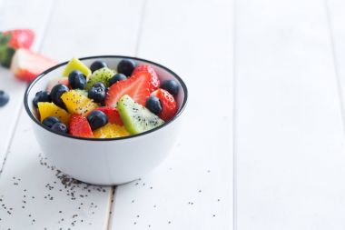 Chia tohum ile taze organik meyve salatası