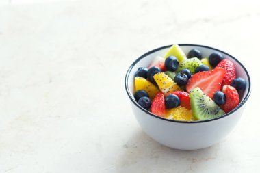 Chia tohum ile taze organik meyve salatası