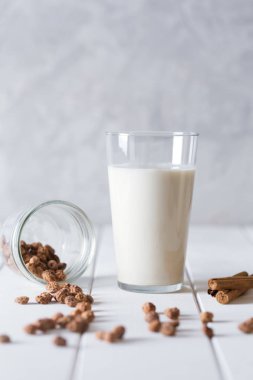 Valensia, İspanya'da hazırlanan taze organik horchata içki