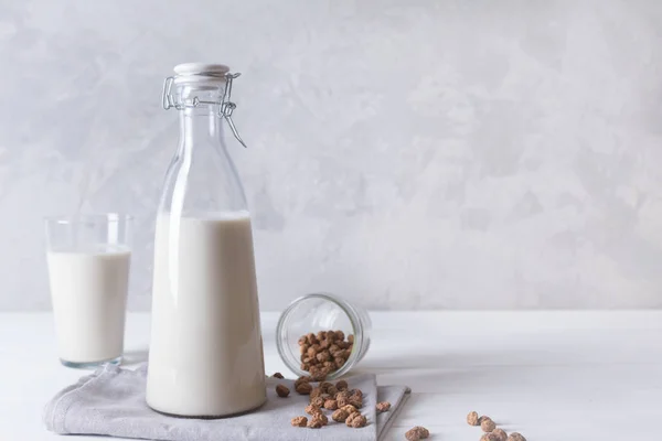 Bebida fresca de horchata ecológica preparada en Valensia, España — Foto de Stock