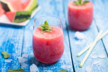 Mavi ahşap rustik arka plan üzerinde iki bardak soğuk karpuz smoothie
