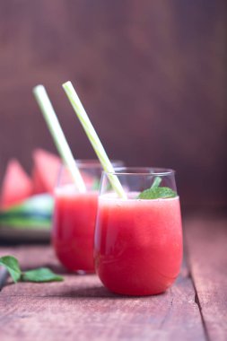 Taze karpuz koyu ahşap rustik arka plan üzerinde iki kadeh kokteyl