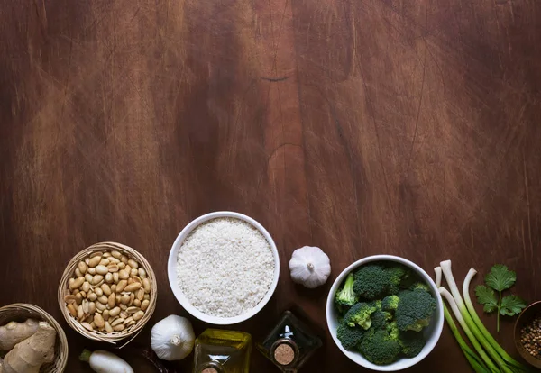 Comida chinesa ingredientes crus, legumes e nozes. Fundo de madeira — Fotografia de Stock