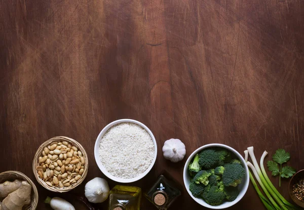 Alimentos chineses ingredientes crus, legumes e nozes — Fotografia de Stock