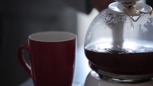 Человек наливает чашку кофе — стоковое видео