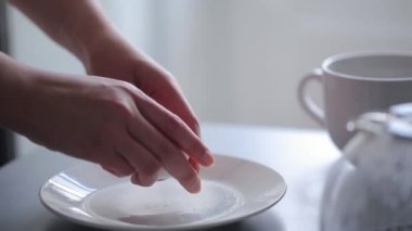 Elleri olan bir katı pişmiş yumurta kabuğu
