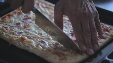 Kesme pizza fırın tepsisi üzerinde