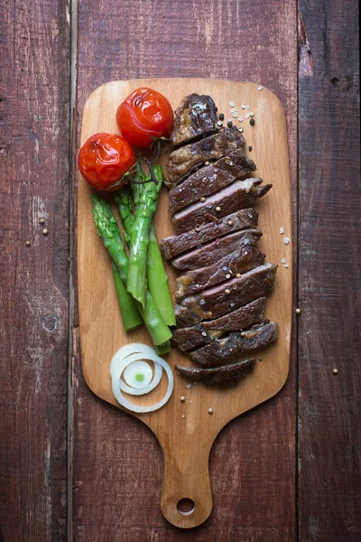 Doğrama kurulu ahşap rustik arka plan bir ışık sığır eti biftek ızgara — Stok fotoğraf