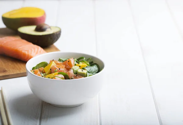 연어, 아보카도, 흰색 배경에 나무 소박한 복사 공간, 야채와 젓가락 그릇에 야채와 하와이 고추 샐러드 — 스톡 사진