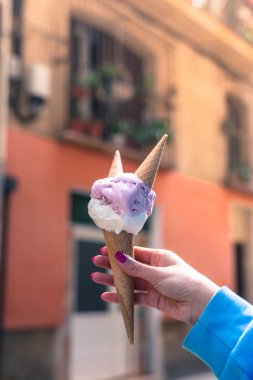 Bir dondurma elinde tutan şık hipster kadın. Yaz