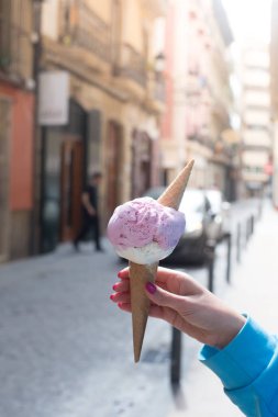 Bir dondurma elinde tutan şık hipster kadın. Yaz