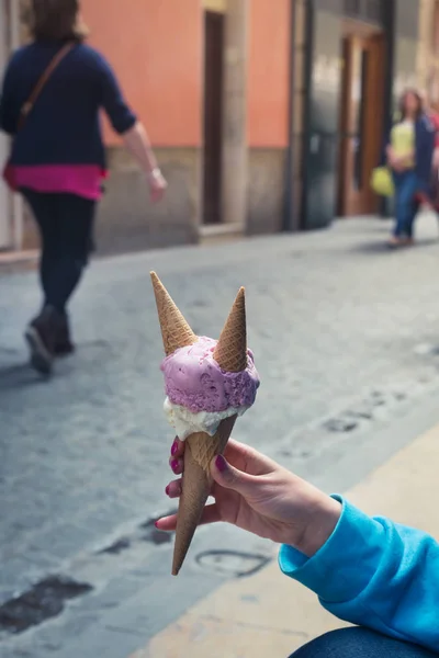 Stijlvolle hipster vrouw houdt van een ijsje in haar hand. Zomer — Stockfoto