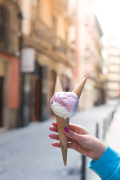 Femme hipster élégant tenant une crème glacée dans sa main. Lumineuse journée d'été dans la ville italienne — Photo