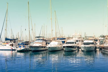 Yatlar Port tarafından stand. Küçük Alicante, İspanya limanda gemi. Mayıs 2018.