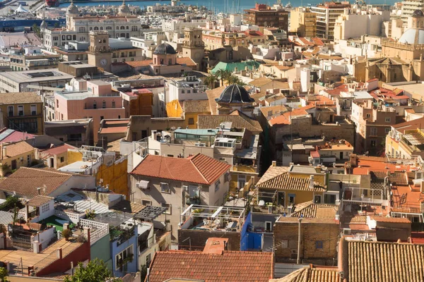 Krásné staré místo ve městě Alicante, Santa Cruz. Alicante, Španělsko, květen 2018. Střechy a moře. — Stock fotografie
