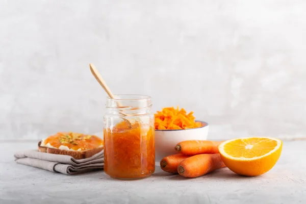 Морквяний джем з апельсиновим соком на сірому фоні — стокове фото