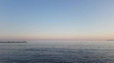 Akdeniz manzarası ve kıyıdan gün batımı, 4k video
